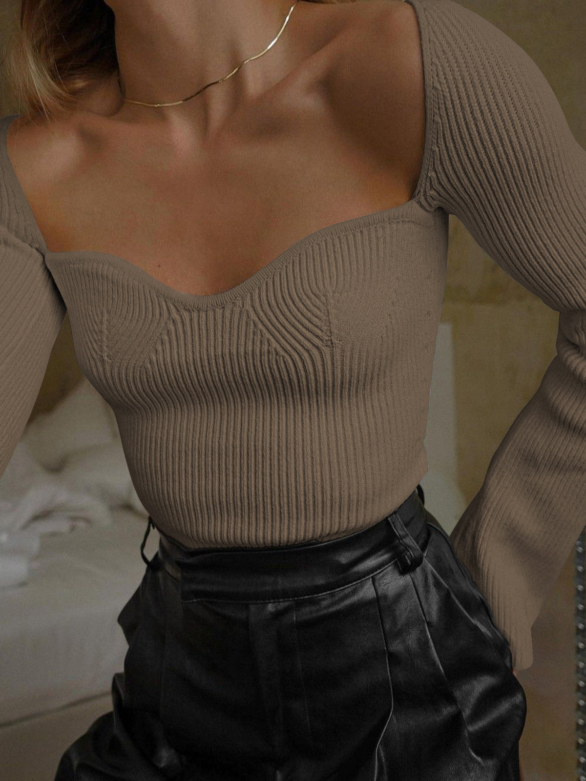 Women’s Sweetheart-Neck Ribbed Knit Top with Long Sleeves – Shaped Hem and Soft Viscose Blend for Elegant Styling