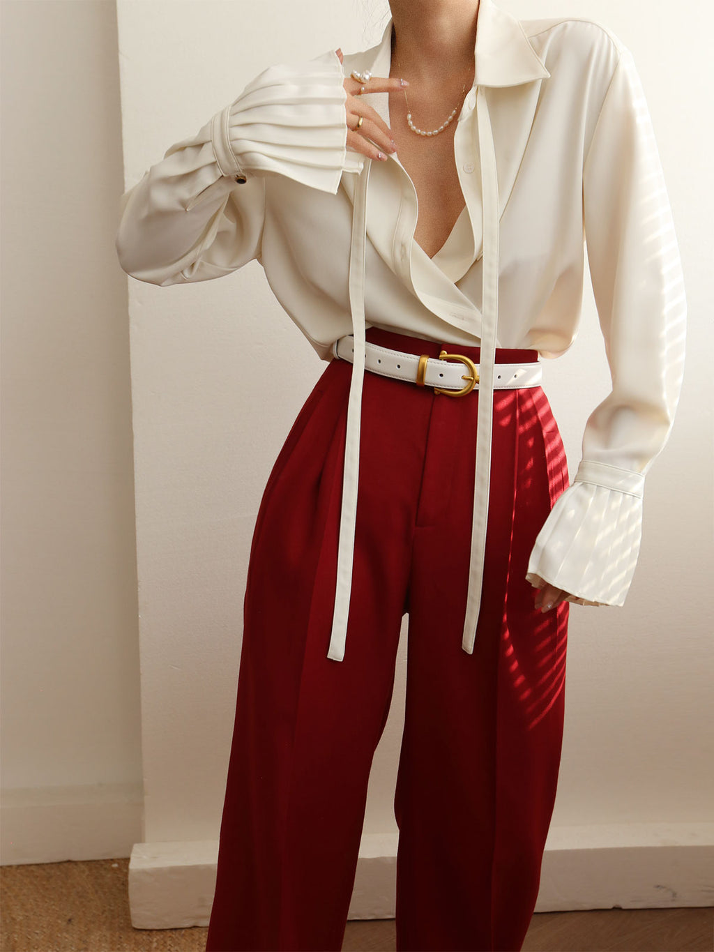 Women’s Button-Front Shirt with Pleated Statement Cuffs – Relaxed Long-Sleeved Design for Work and Elegant Evening Styling