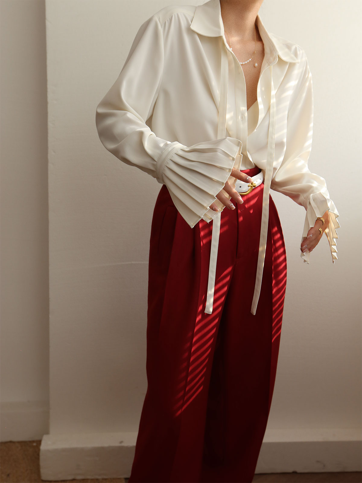 Women’s Button-Front Shirt with Pleated Statement Cuffs – Relaxed Long-Sleeved Design for Work and Elegant Evening Styling
