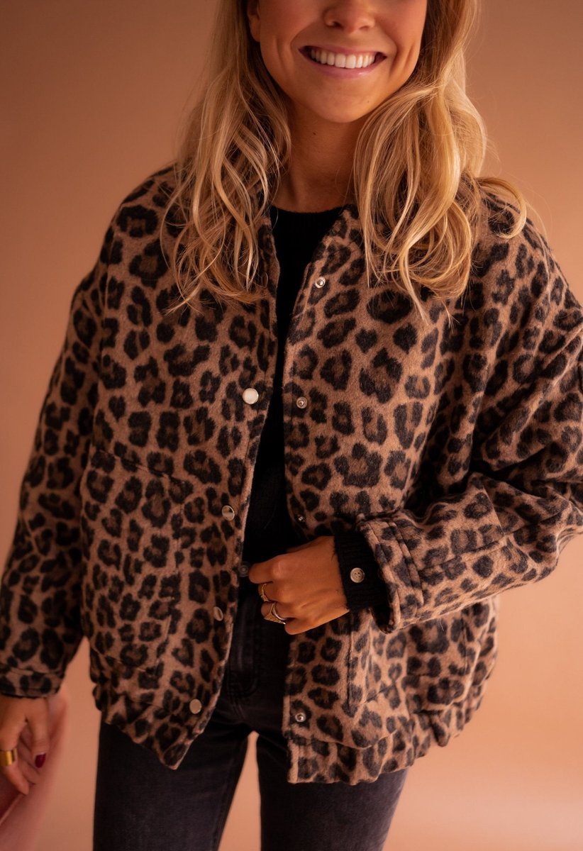 Evelyn - Women's Oversized Leopard Print Snap-Button Quilted Jacket
