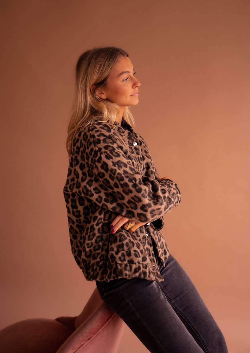 Evelyn - Women's Oversized Leopard Print Snap-Button Quilted Jacket