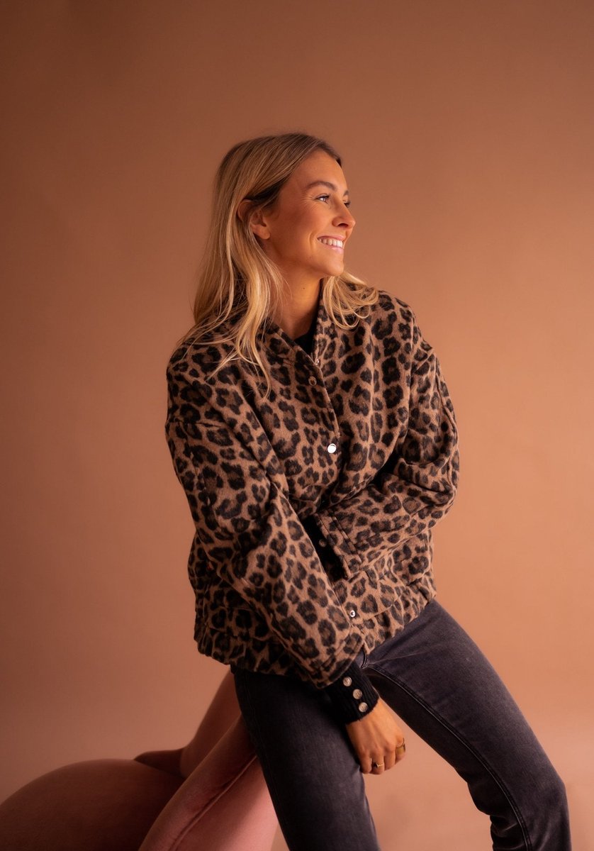 Evelyn - Women's Oversized Leopard Print Snap-Button Quilted Jacket